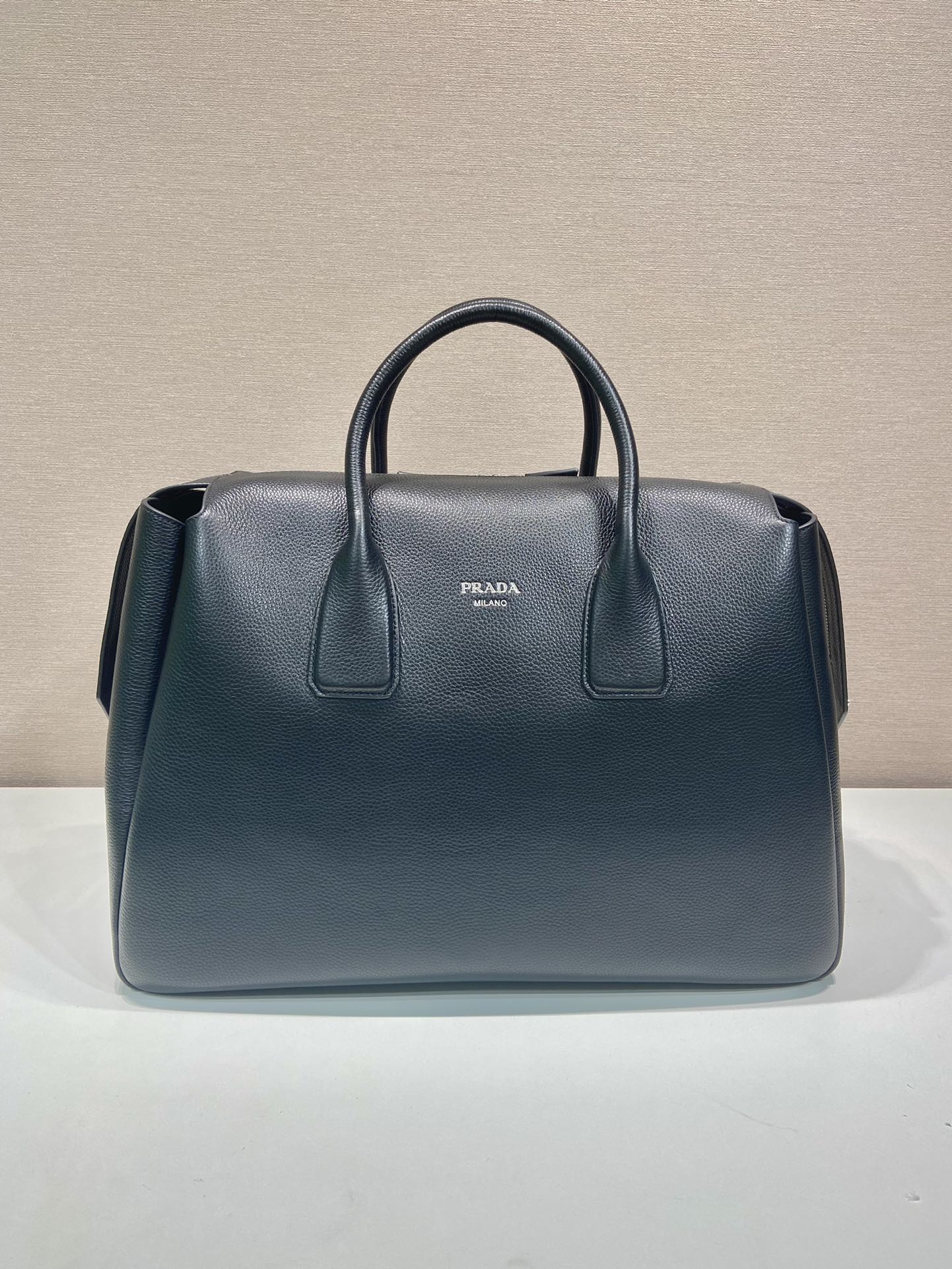 Pra*a leather travel bag