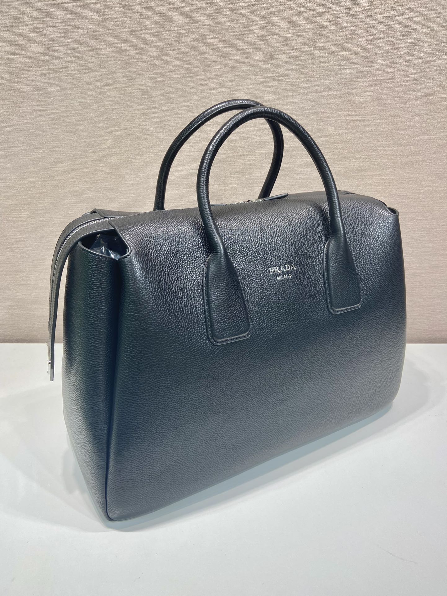 Pra*a leather travel bag