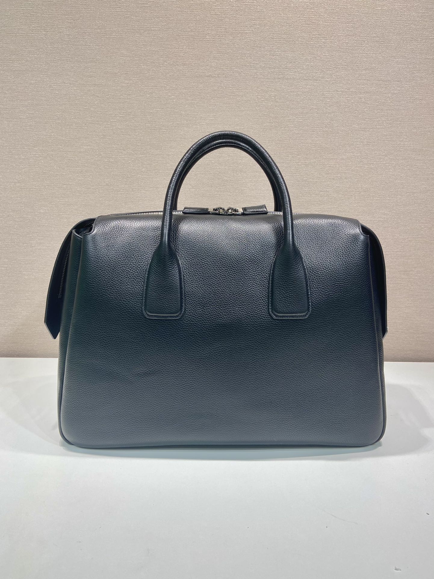 Pra*a leather travel bag