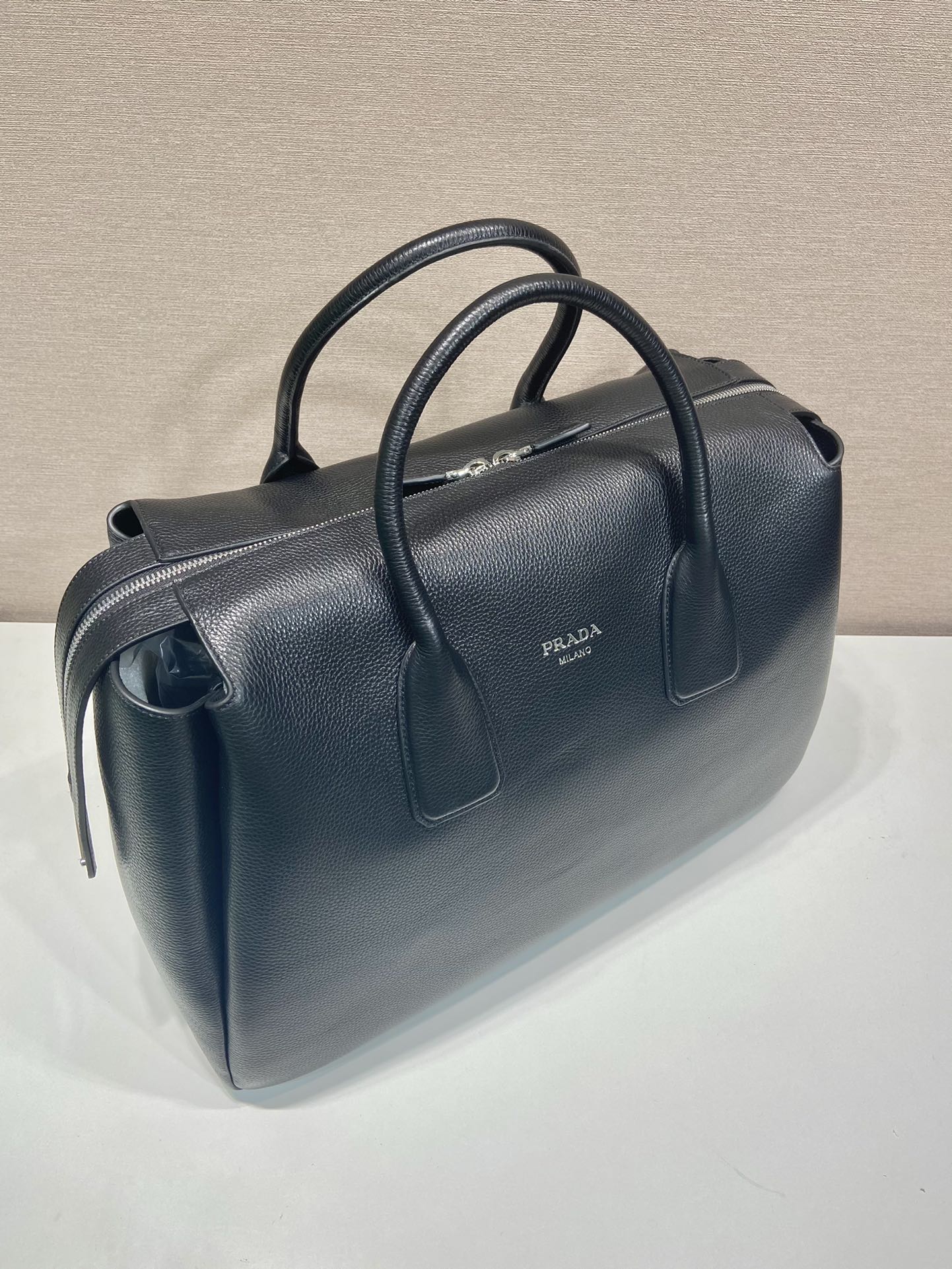 Pra*a leather travel bag