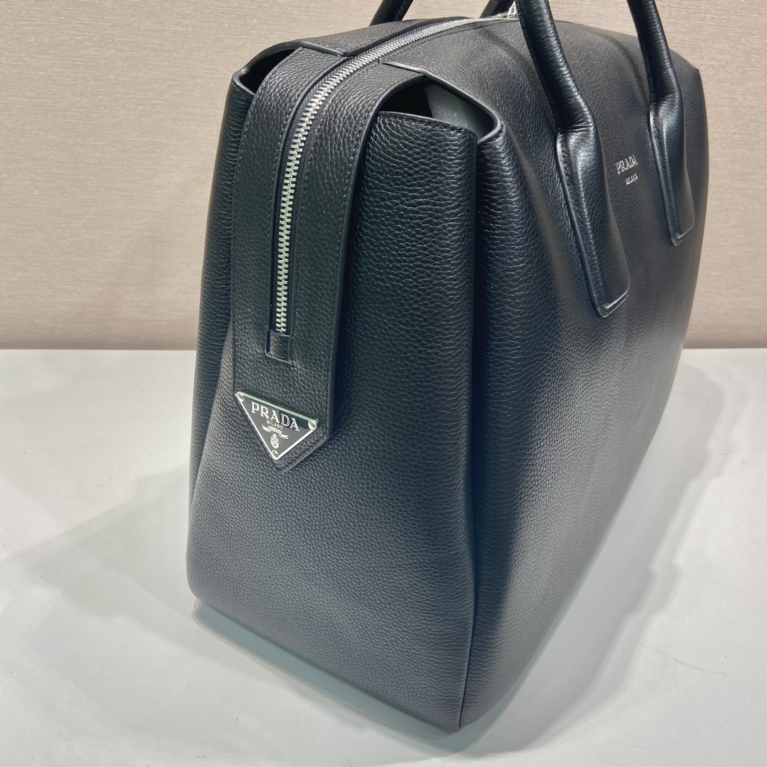 Pra*a leather travel bag
