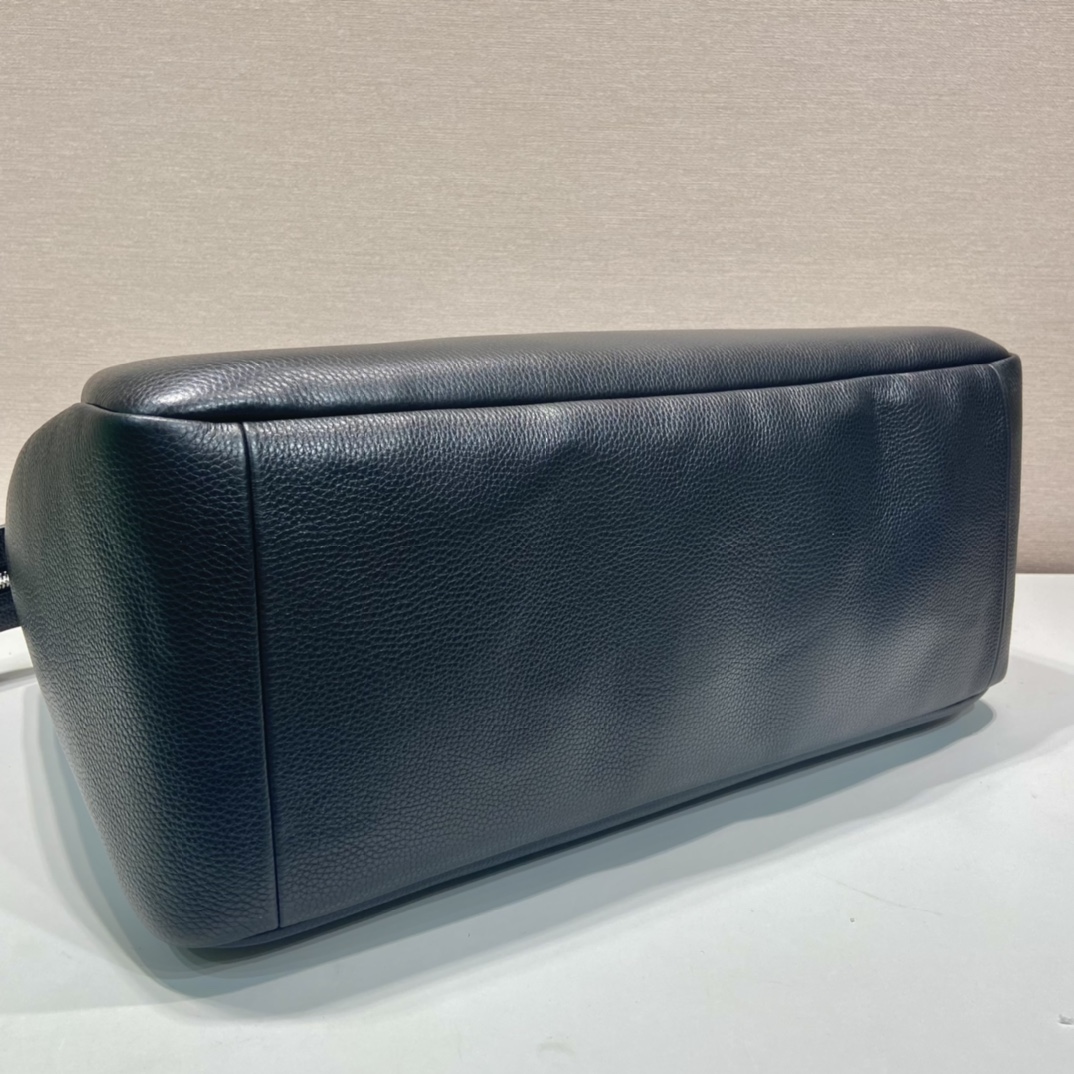 Pra*a leather travel bag