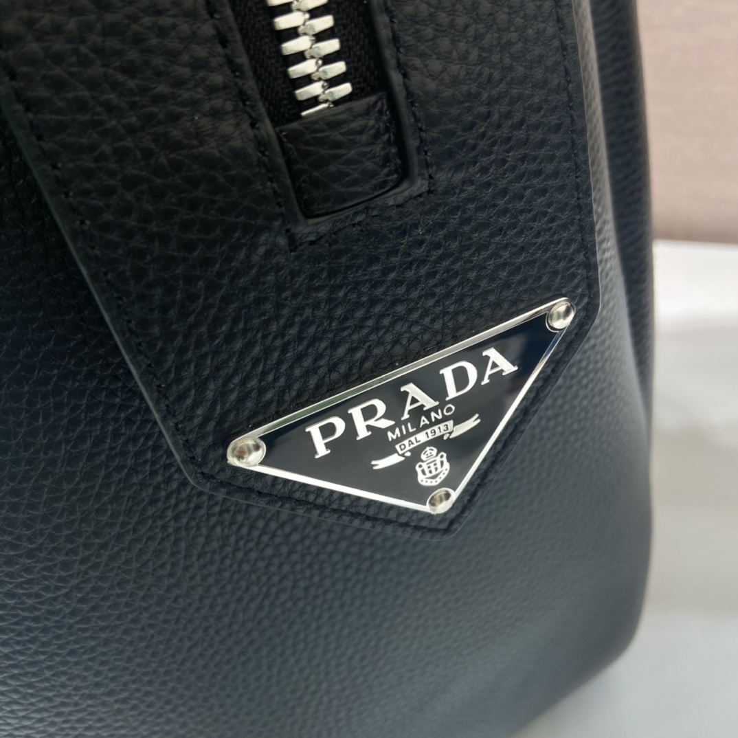 Pra*a leather travel bag