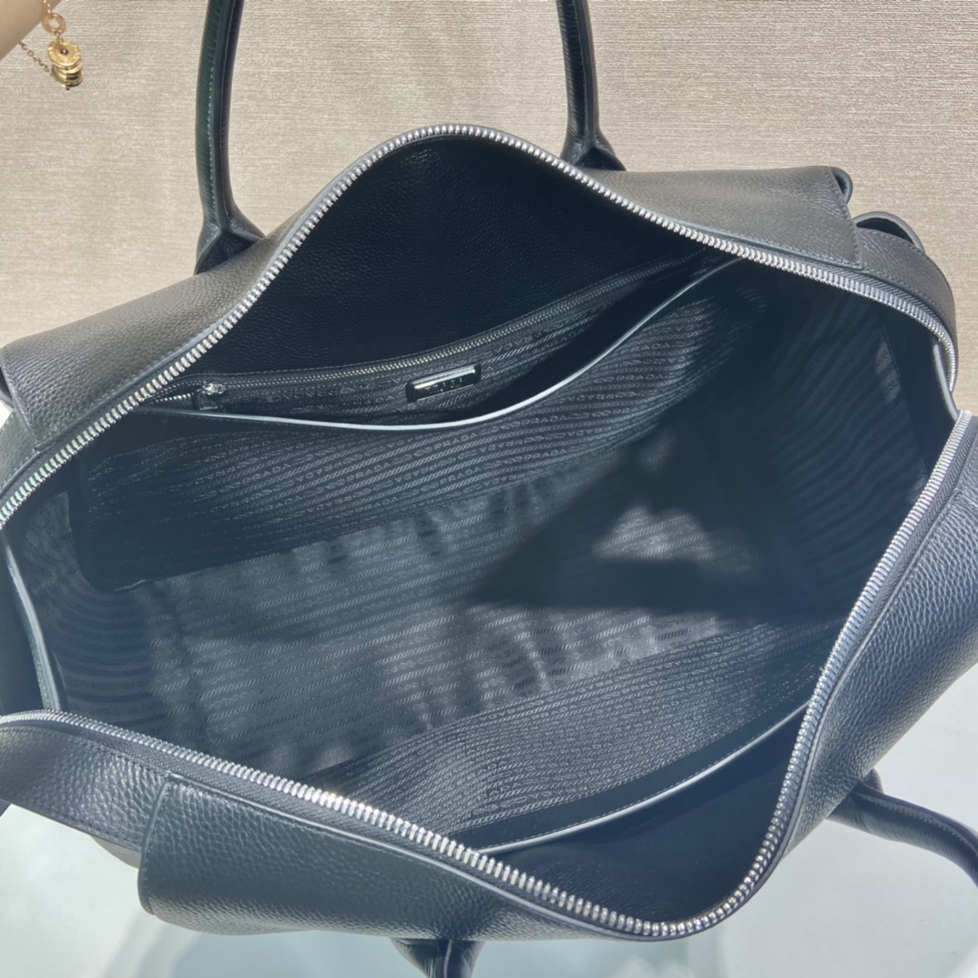 Pra*a leather travel bag