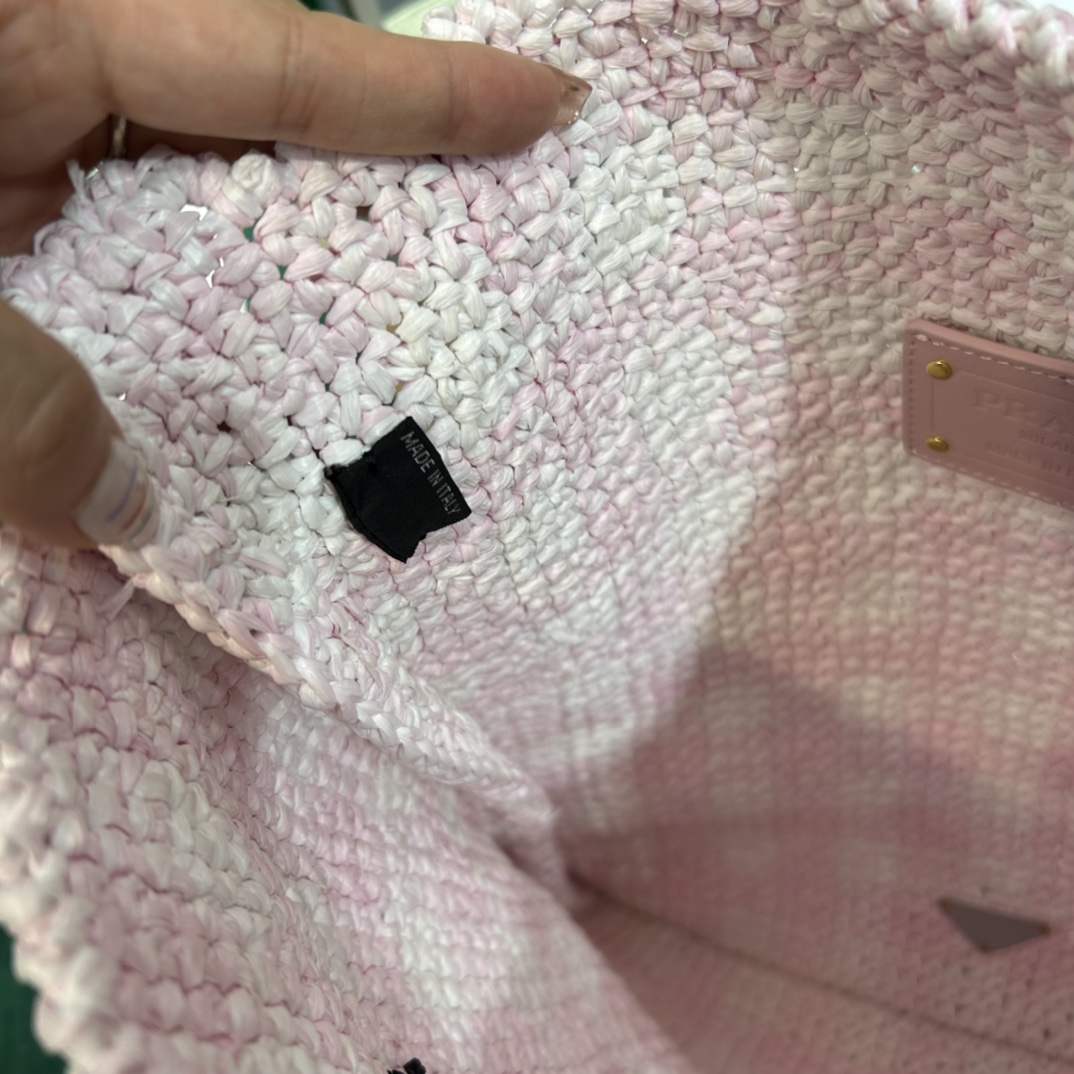 Pra*a crochet tote bag