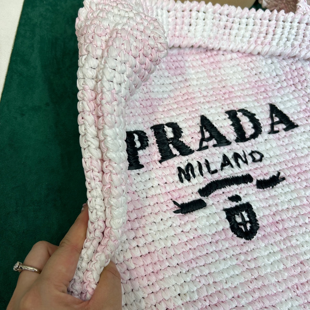 Pra*a crochet tote bag