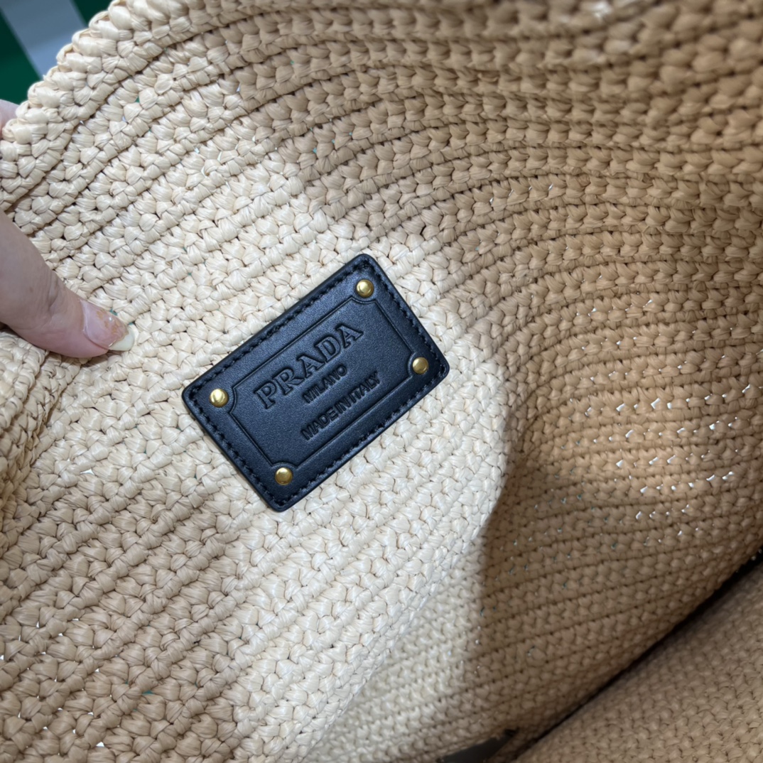 Pra*a crochet tote bag
