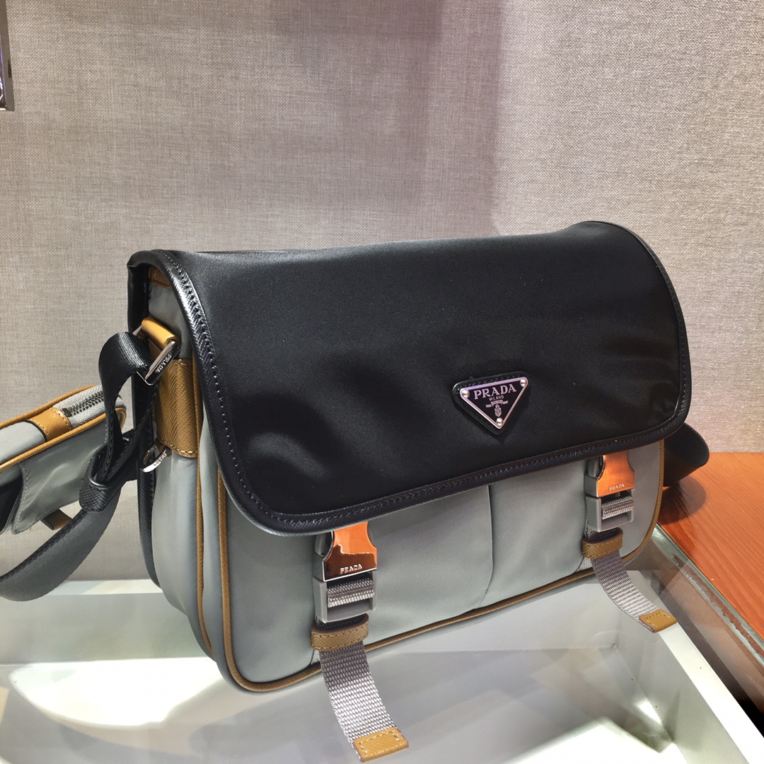 Pra*a messenger bag