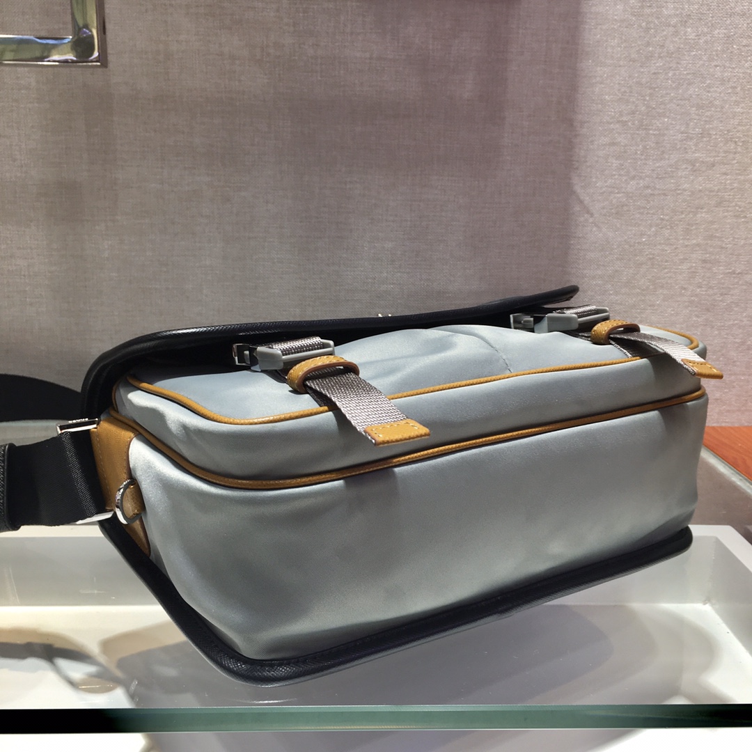 Pra*a messenger bag