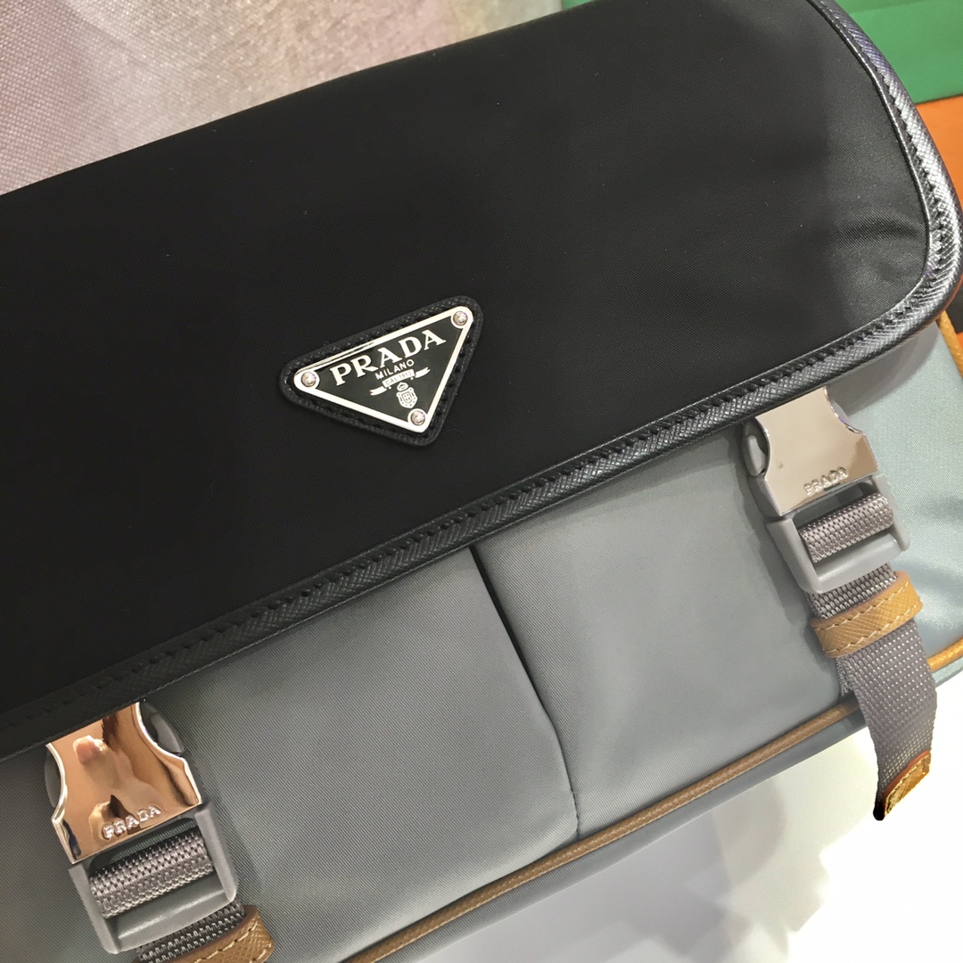 Pra*a messenger bag