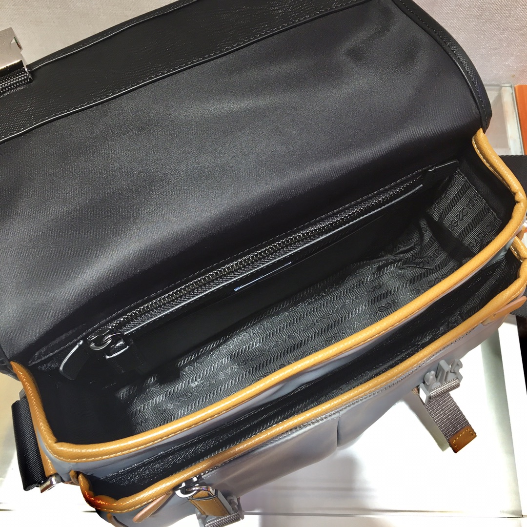 Pra*a messenger bag