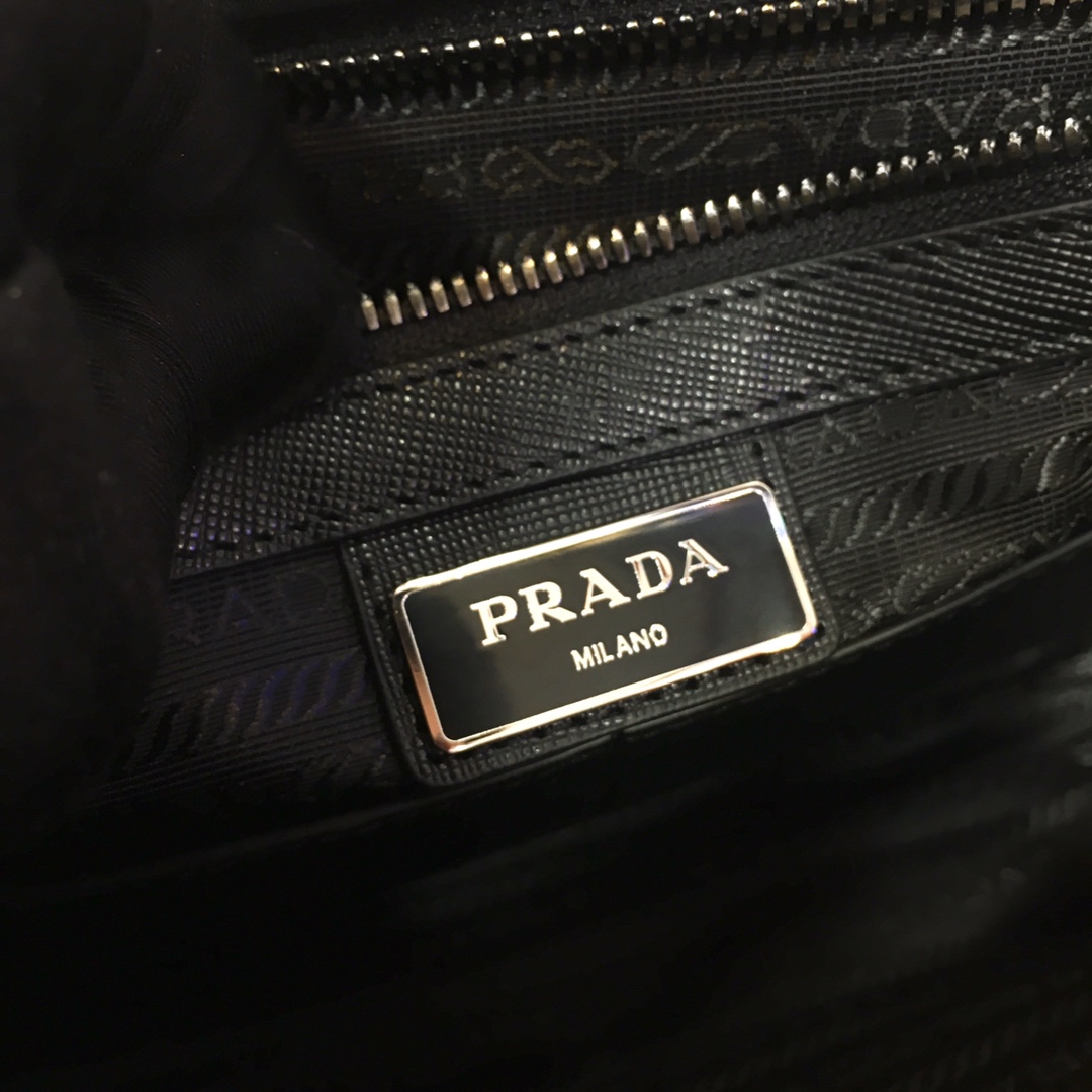 Pra*a messenger bag