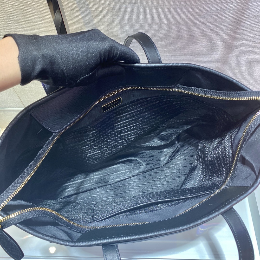 Pra*a nylon tote bag