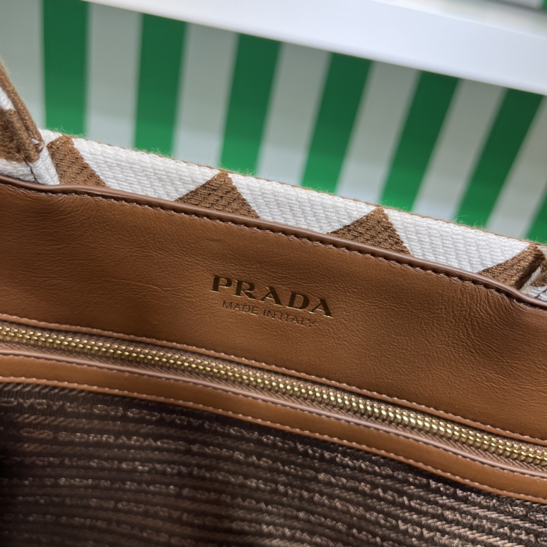 Pra*a symbole embroidered fabric tote bag