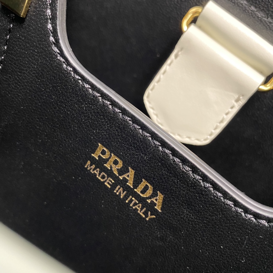 Pra*a panier mini bag