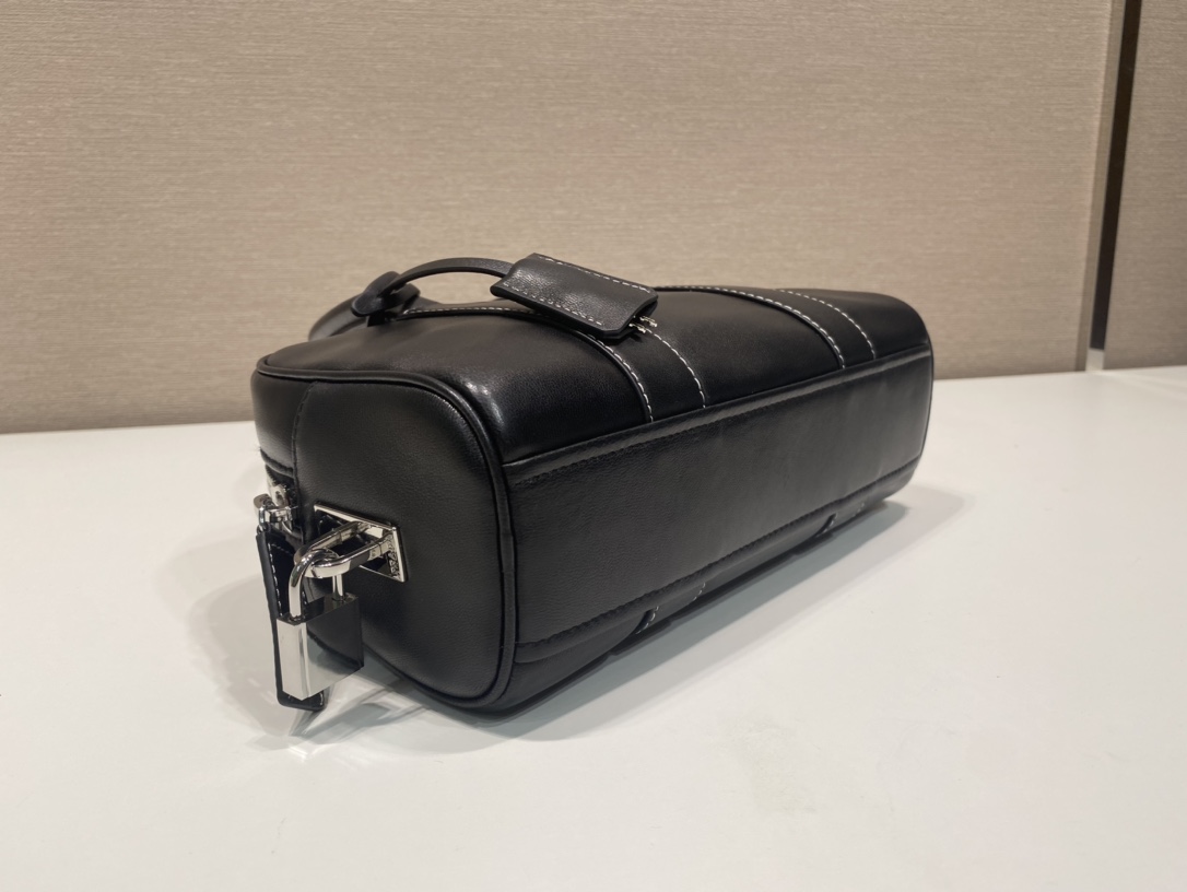 Pra*a boston bag