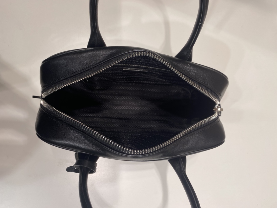 Pra*a boston bag