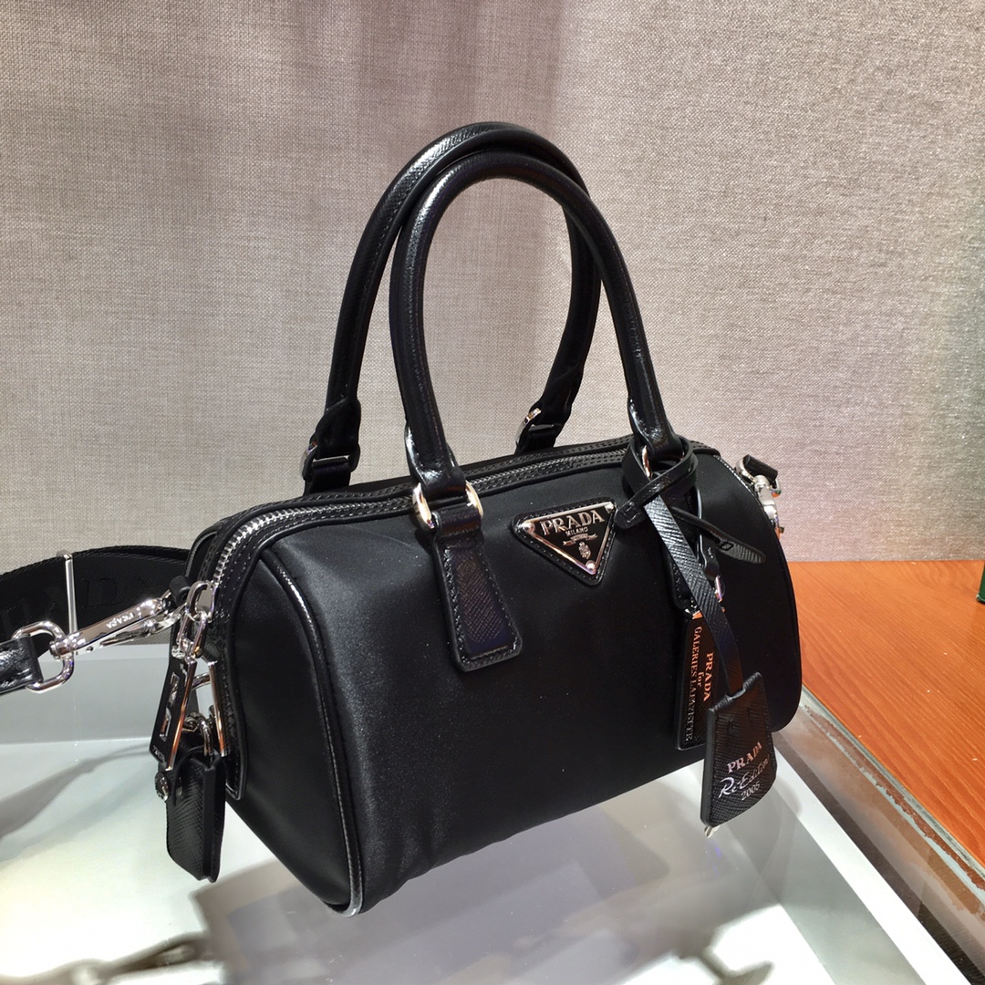 Pra*a boston bag