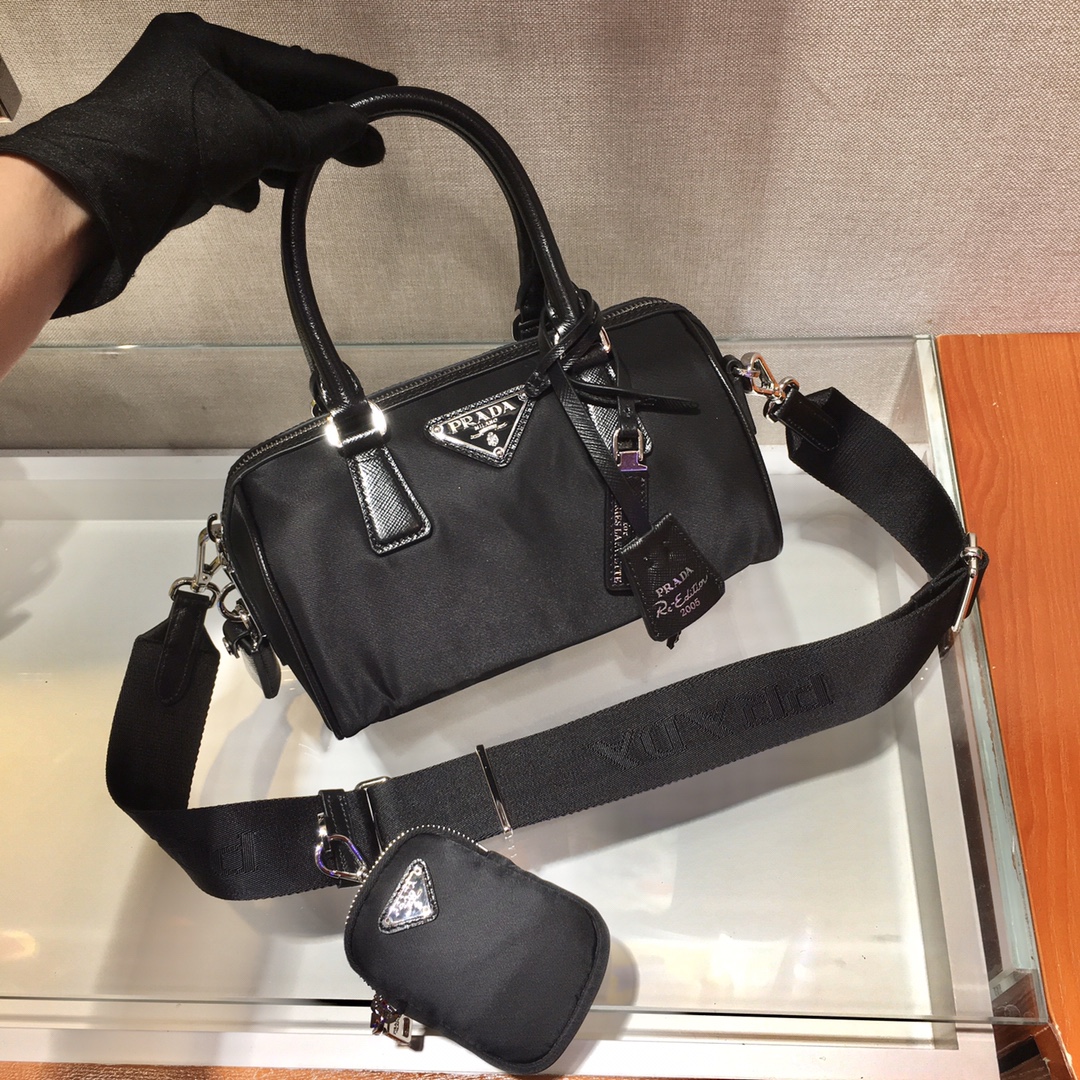 Pra*a boston bag