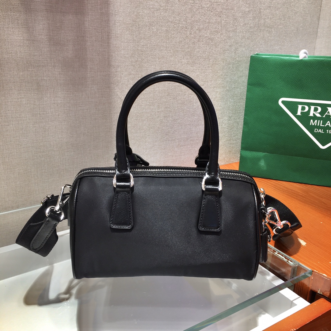 Pra*a boston bag
