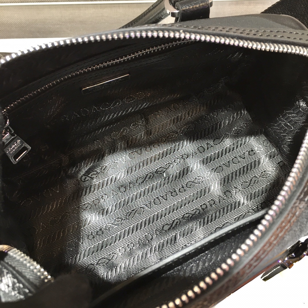 Pra*a boston bag