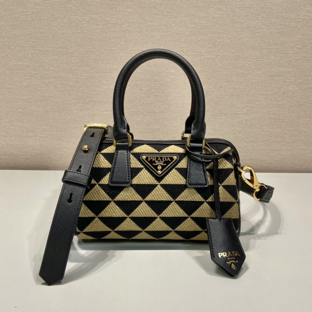 Pra*a boston bag