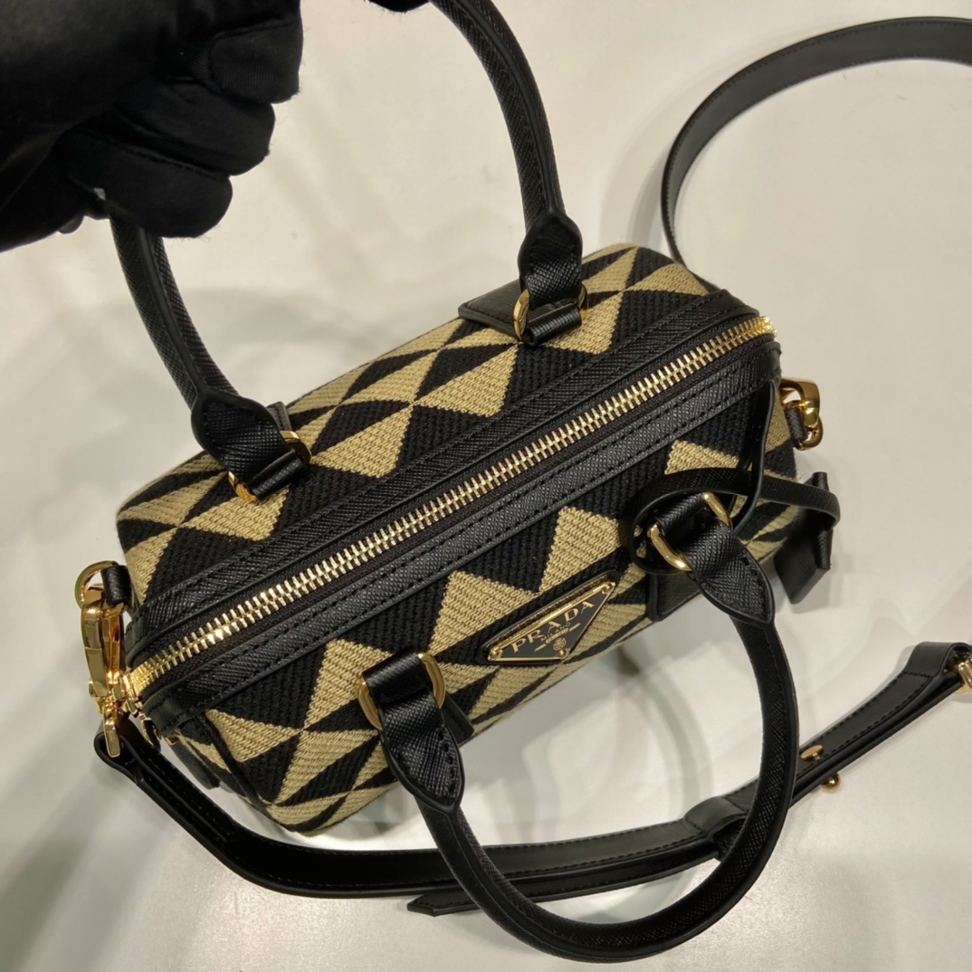 Pra*a boston bag