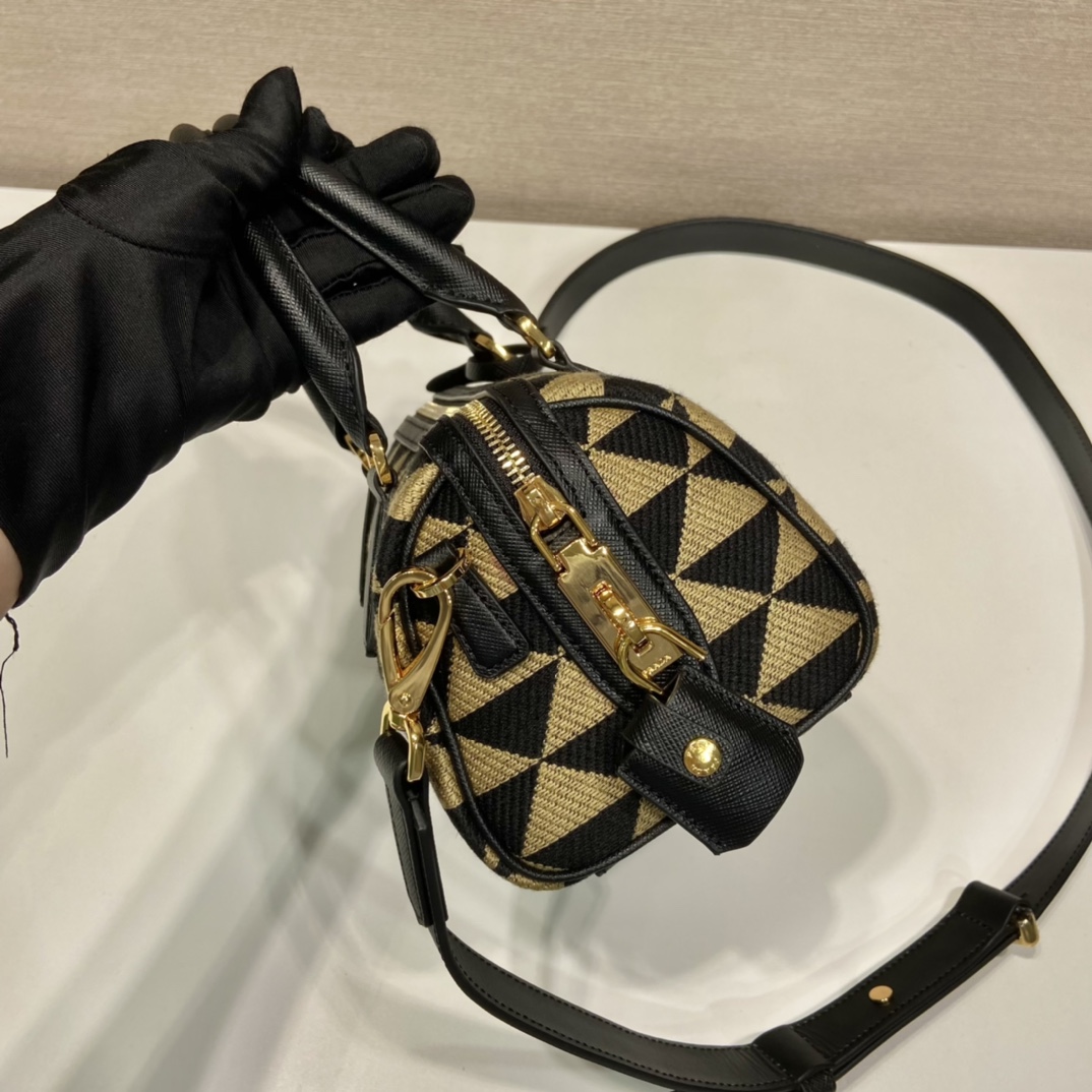 Pra*a boston bag