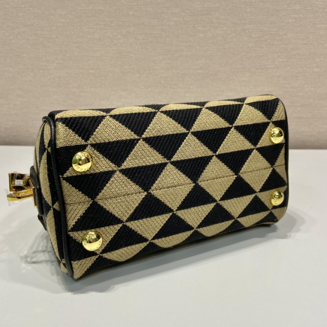 Pra*a boston bag