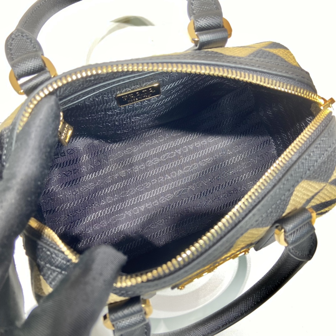 Pra*a boston bag