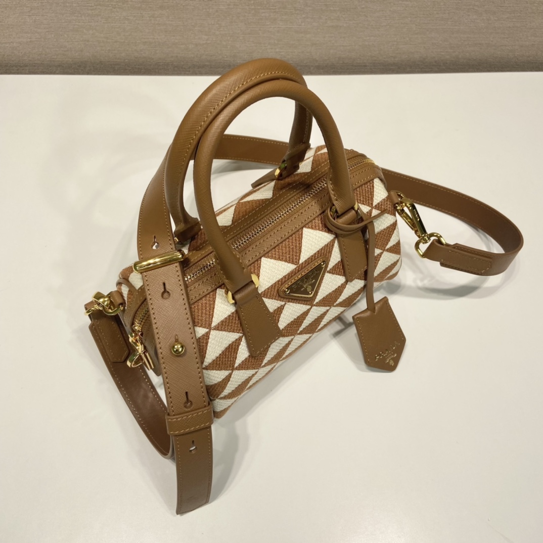 Pra*a boston bag