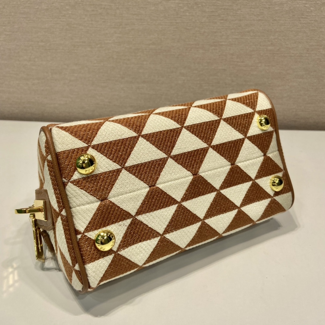 Pra*a boston bag