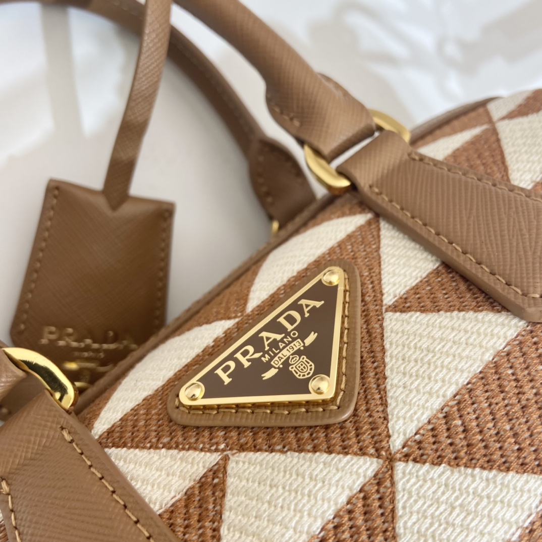 Pra*a boston bag