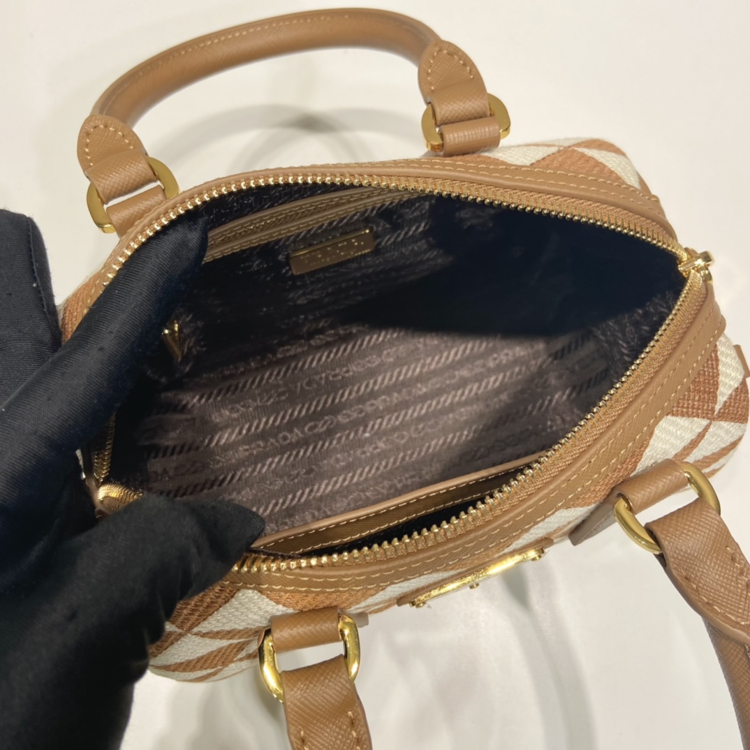 Pra*a boston bag
