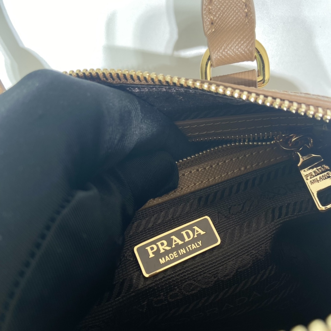 Pra*a boston bag
