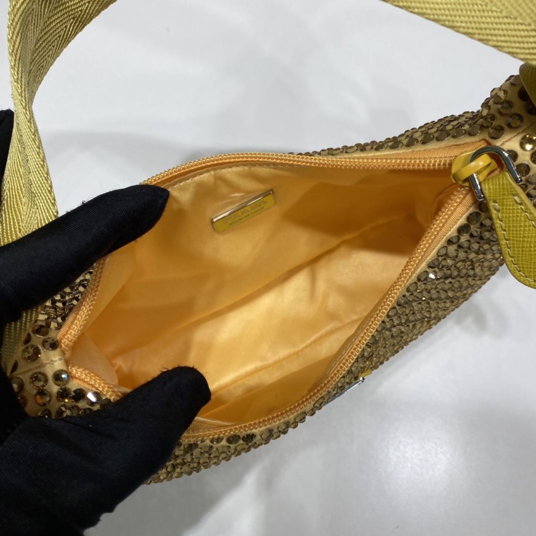 Pra*a hobo bag