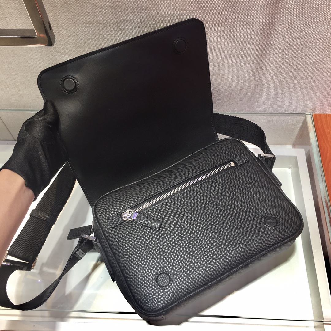 Pra*a messenger bag