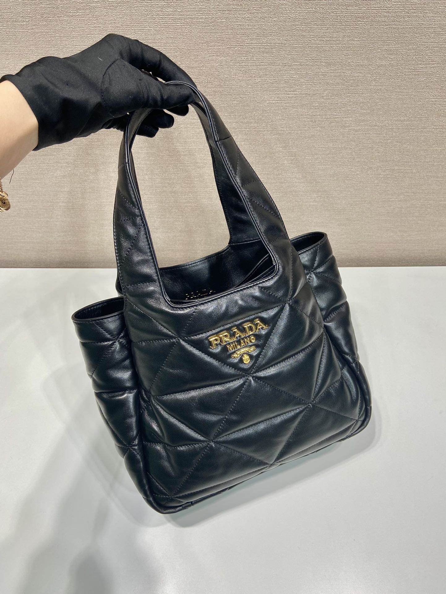 Pra*a medium leather tote
