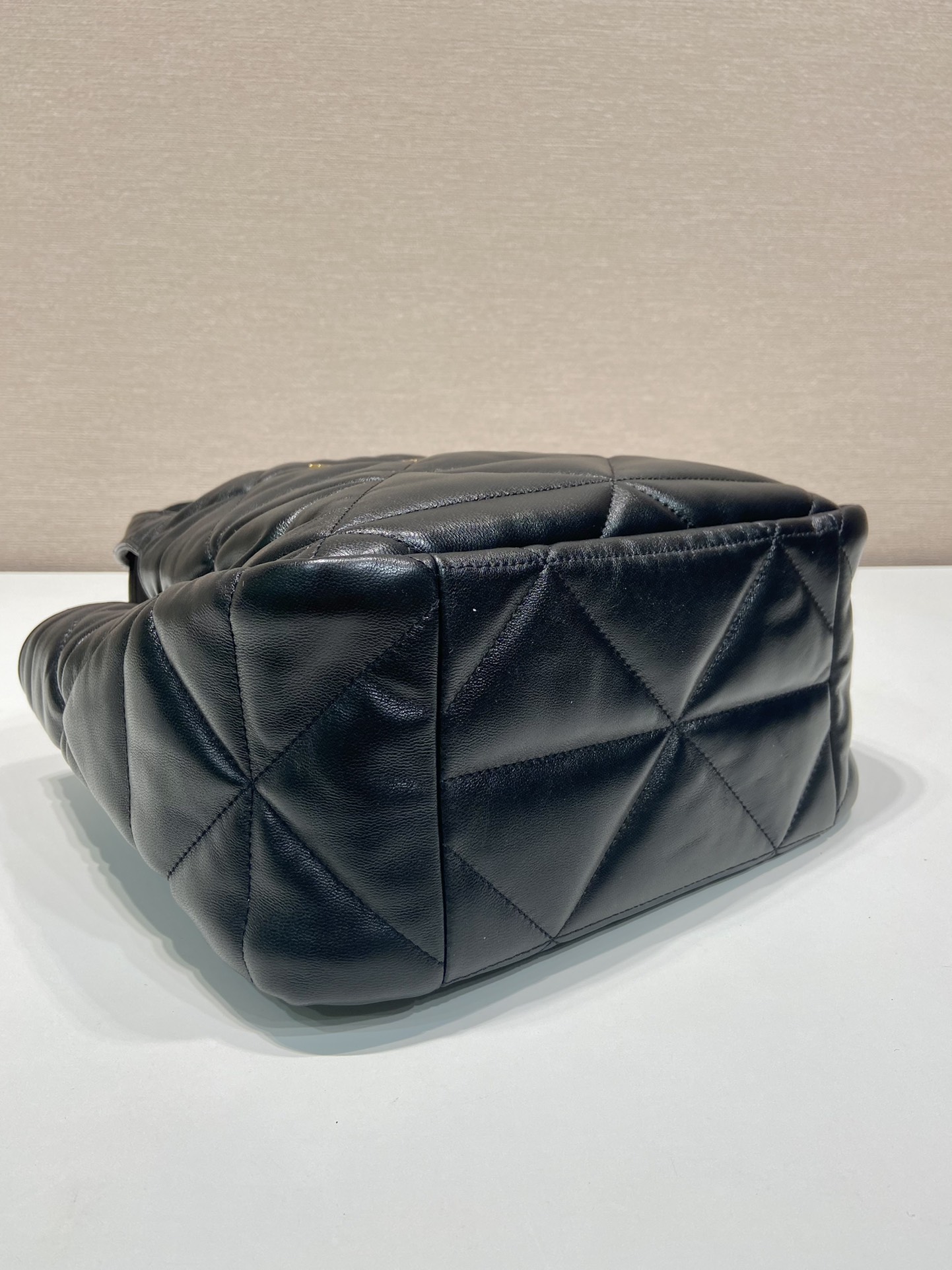 Pra*a medium leather tote
