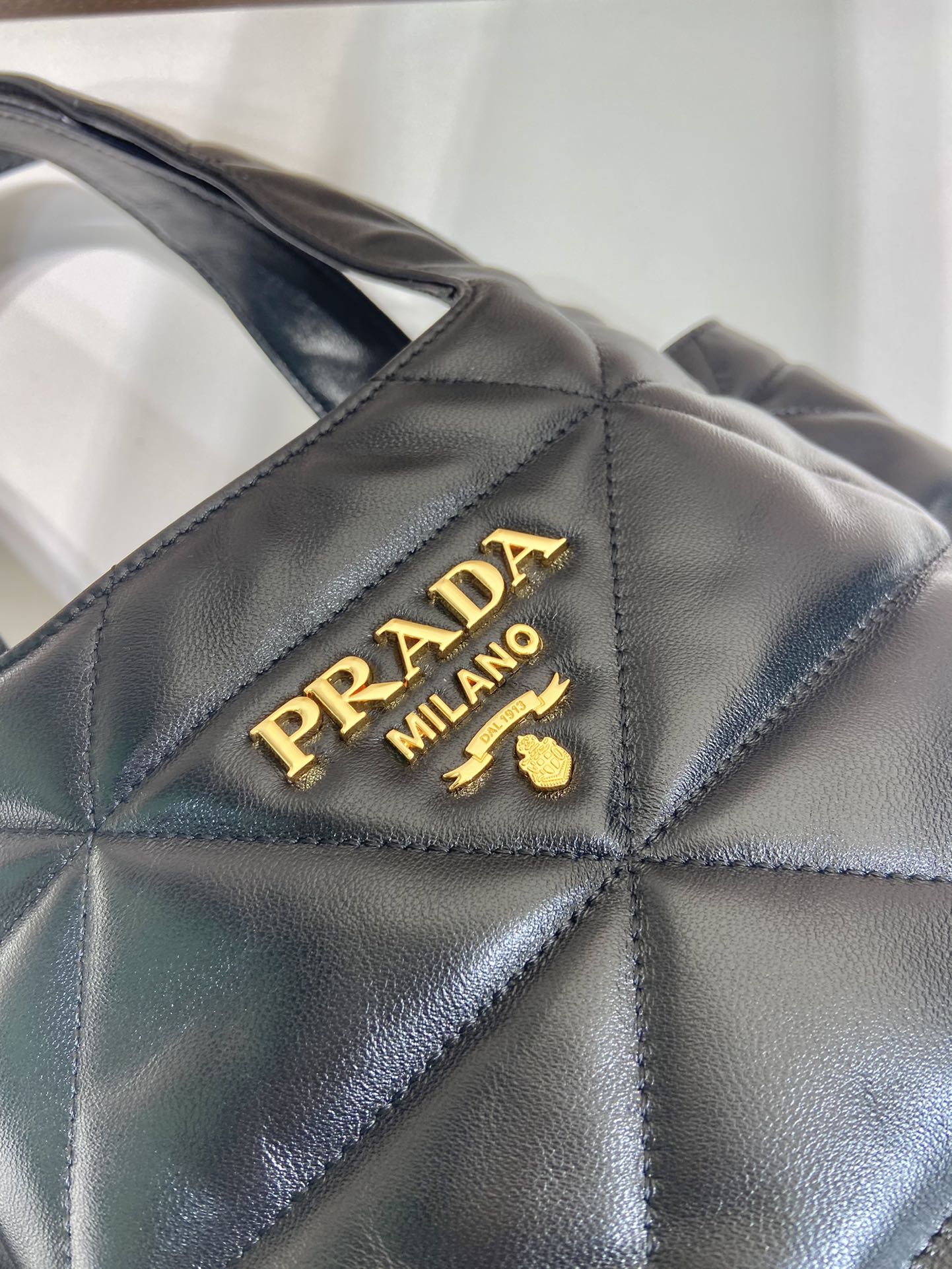 Pra*a medium leather tote