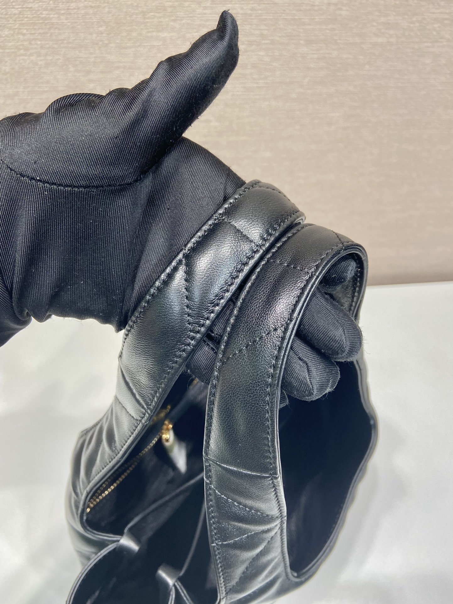 Pra*a medium leather tote