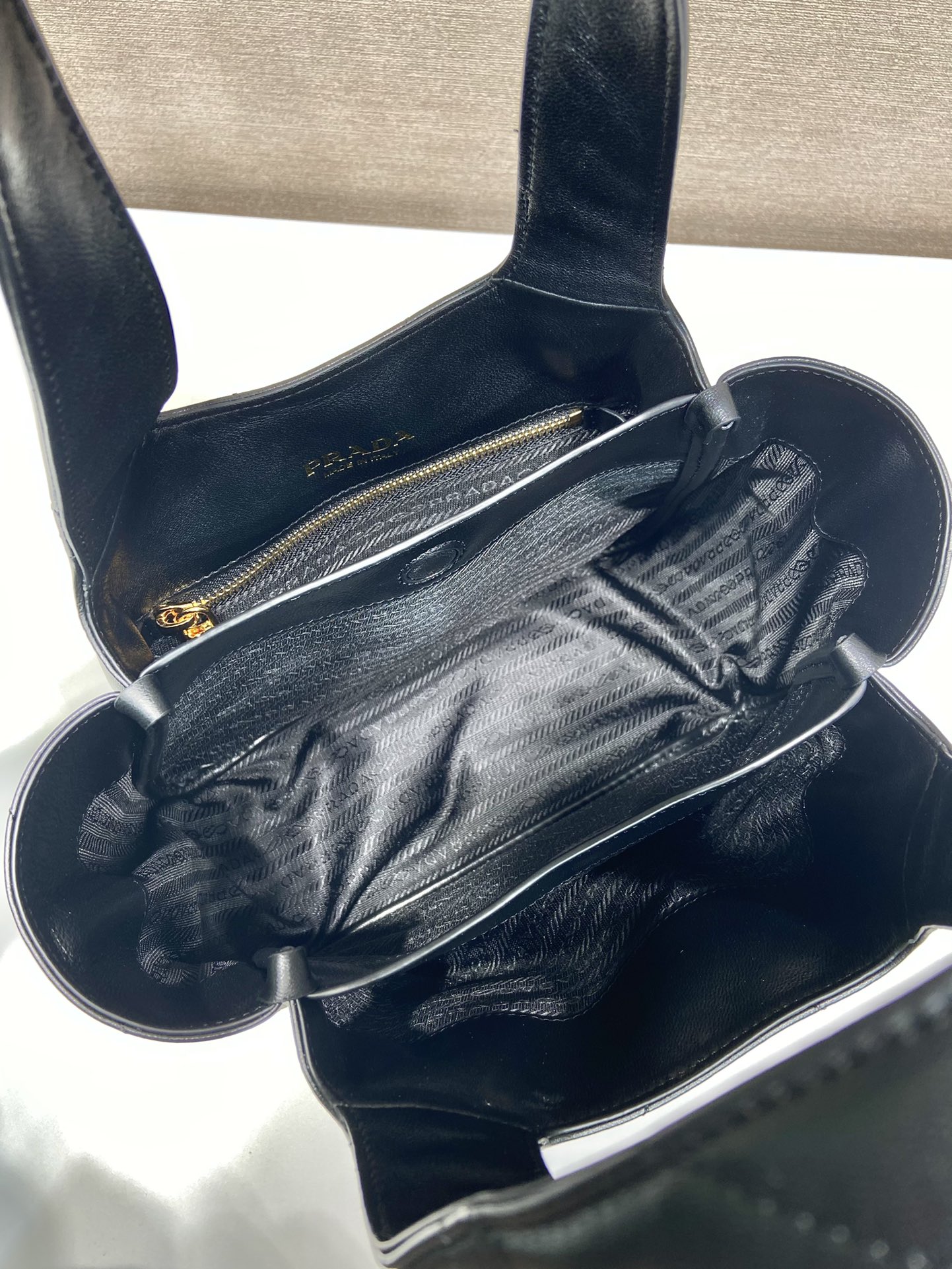 Pra*a medium leather tote