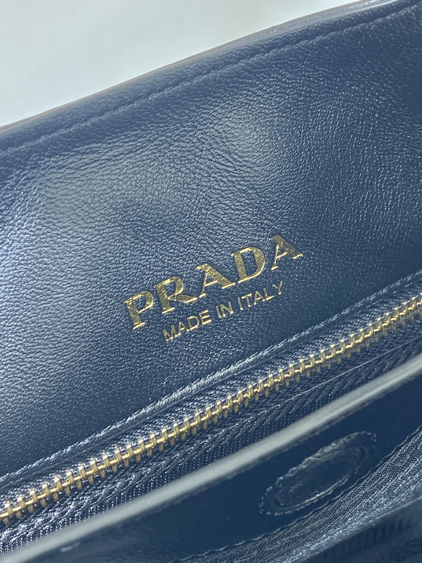 Pra*a medium leather tote