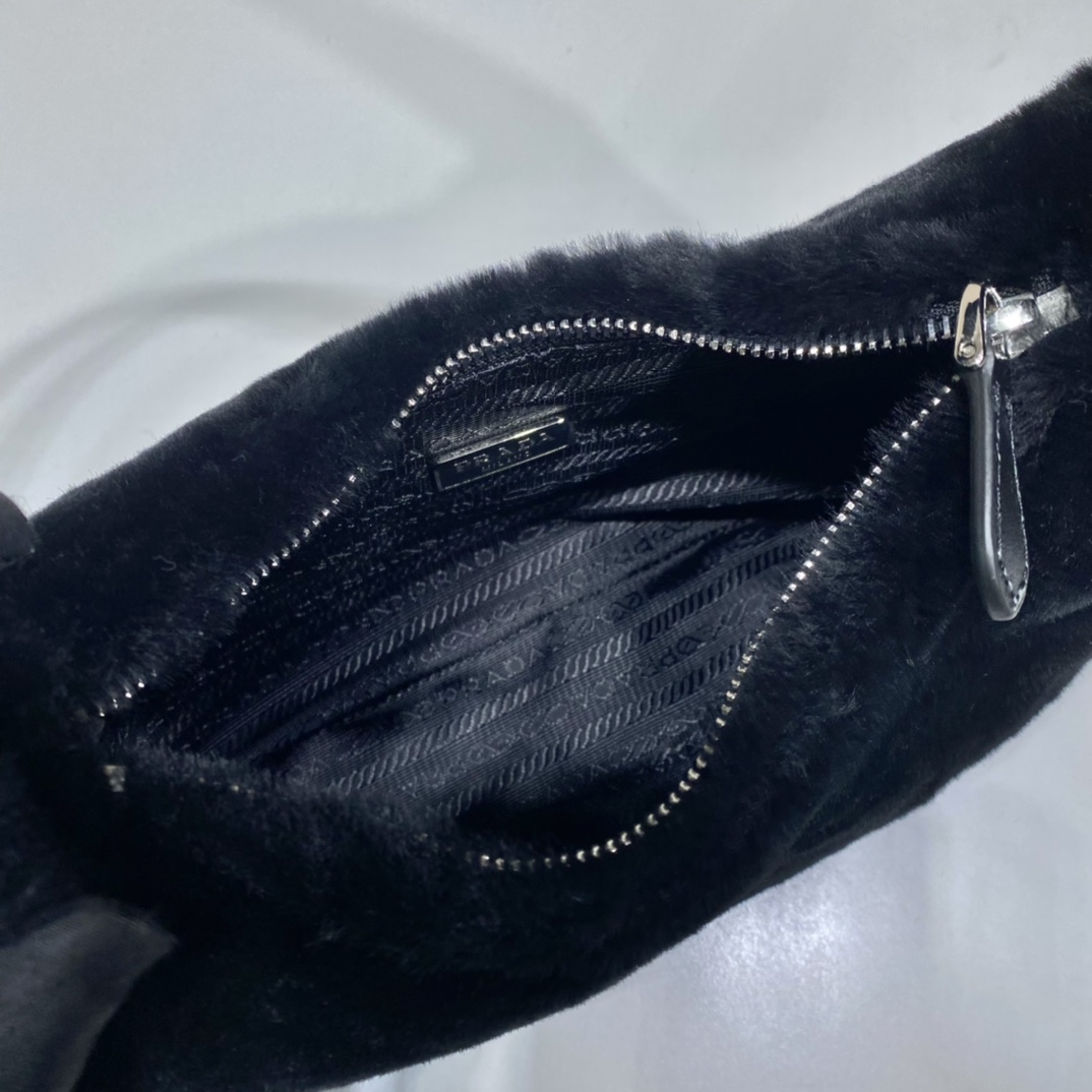 Pra*a hobo bag
