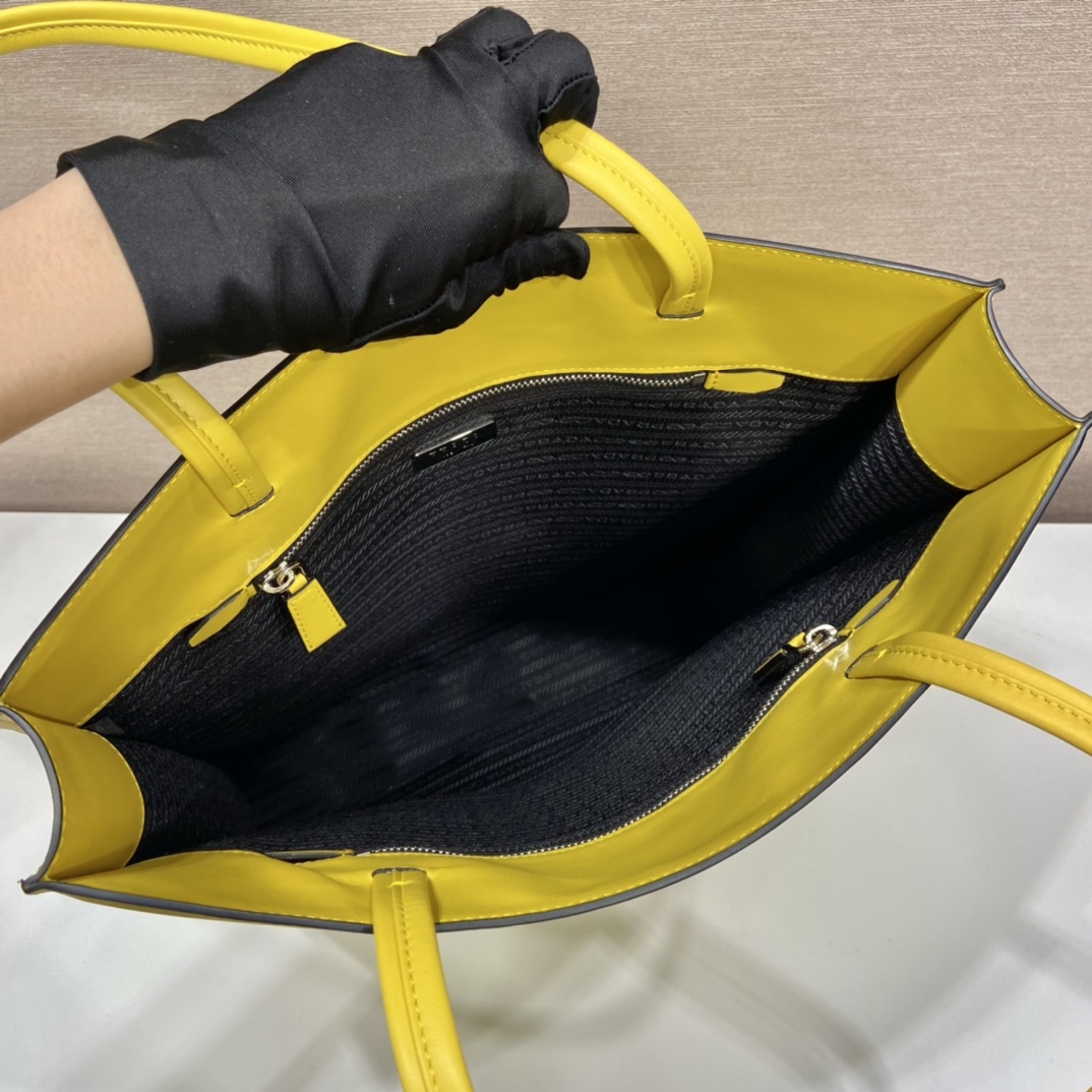 Pra*a leather tote bag