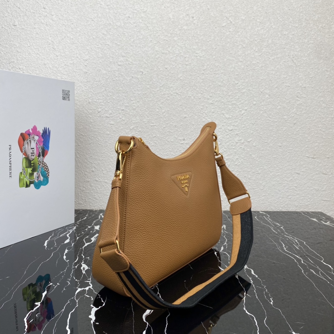 Pra*a leather bag