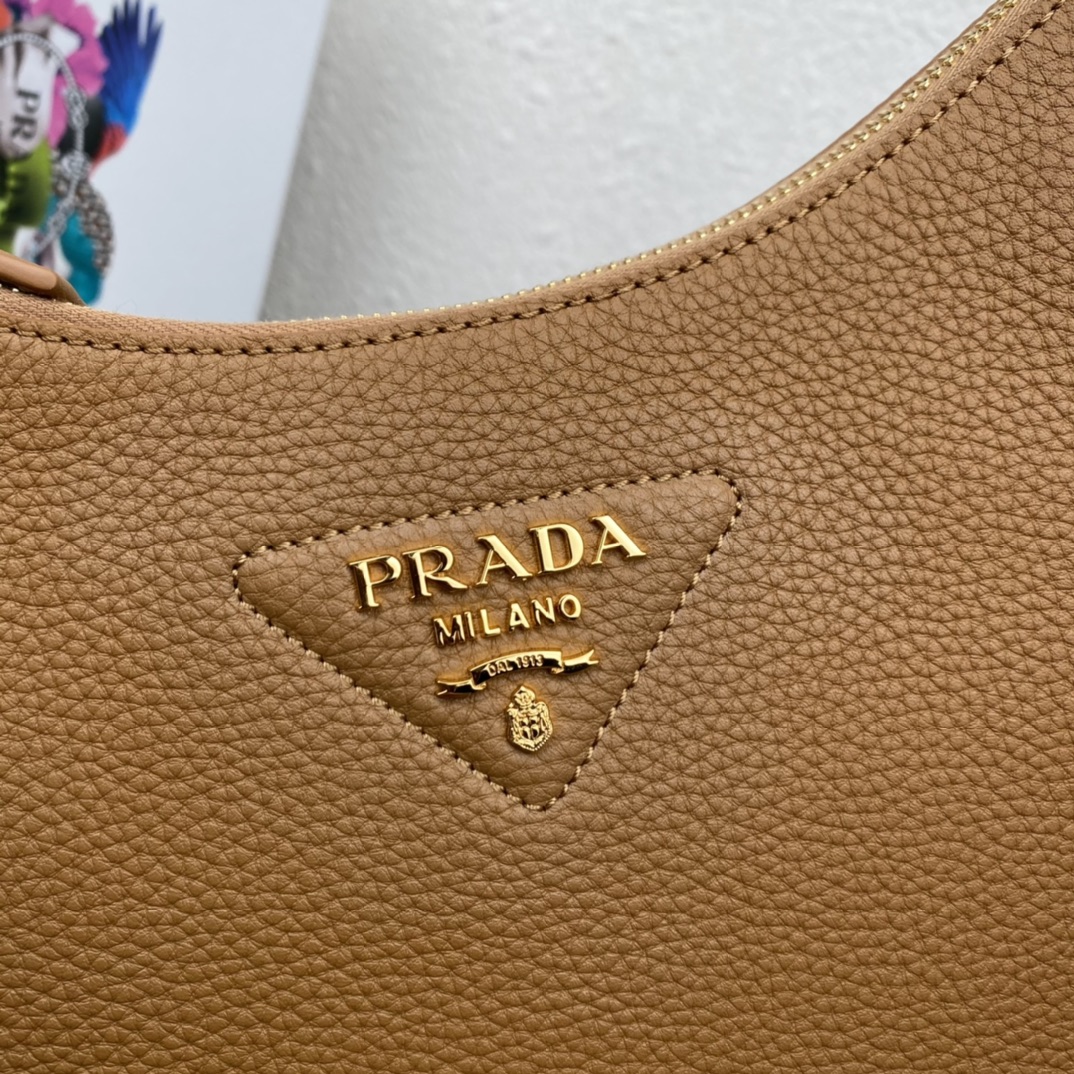Pra*a leather bag