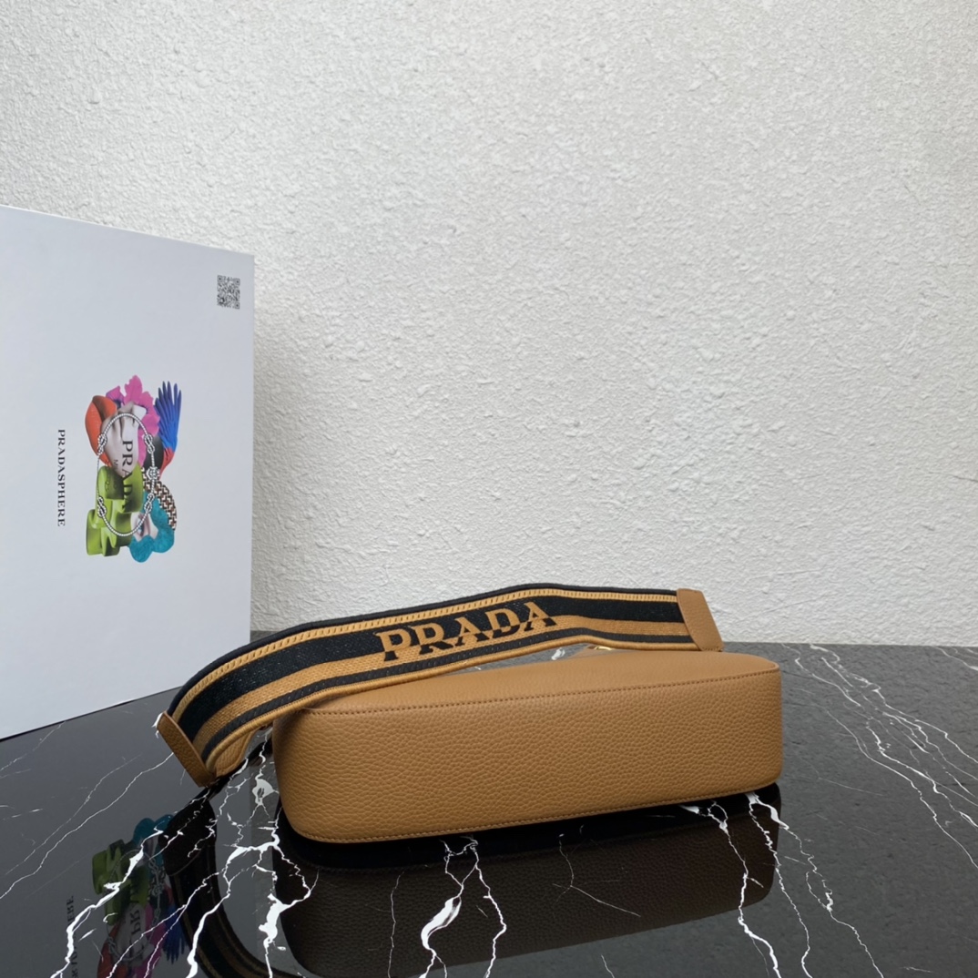 Pra*a leather bag