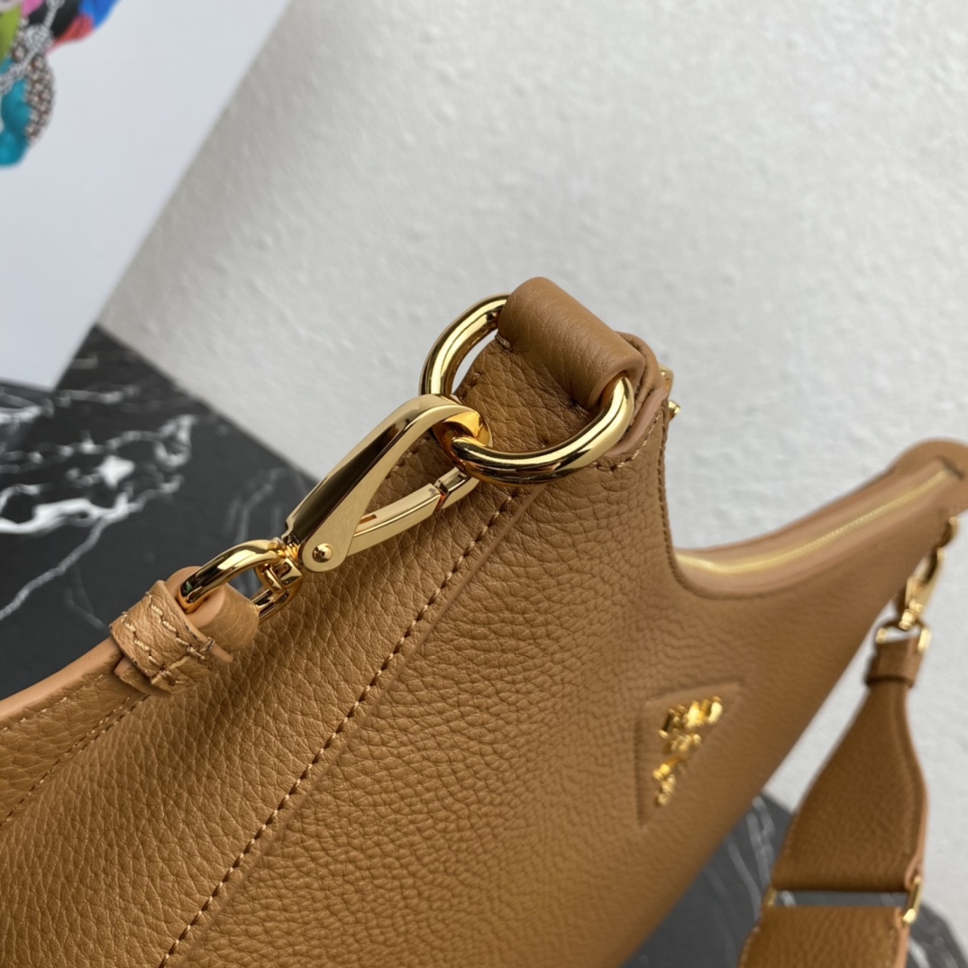 Pra*a leather bag