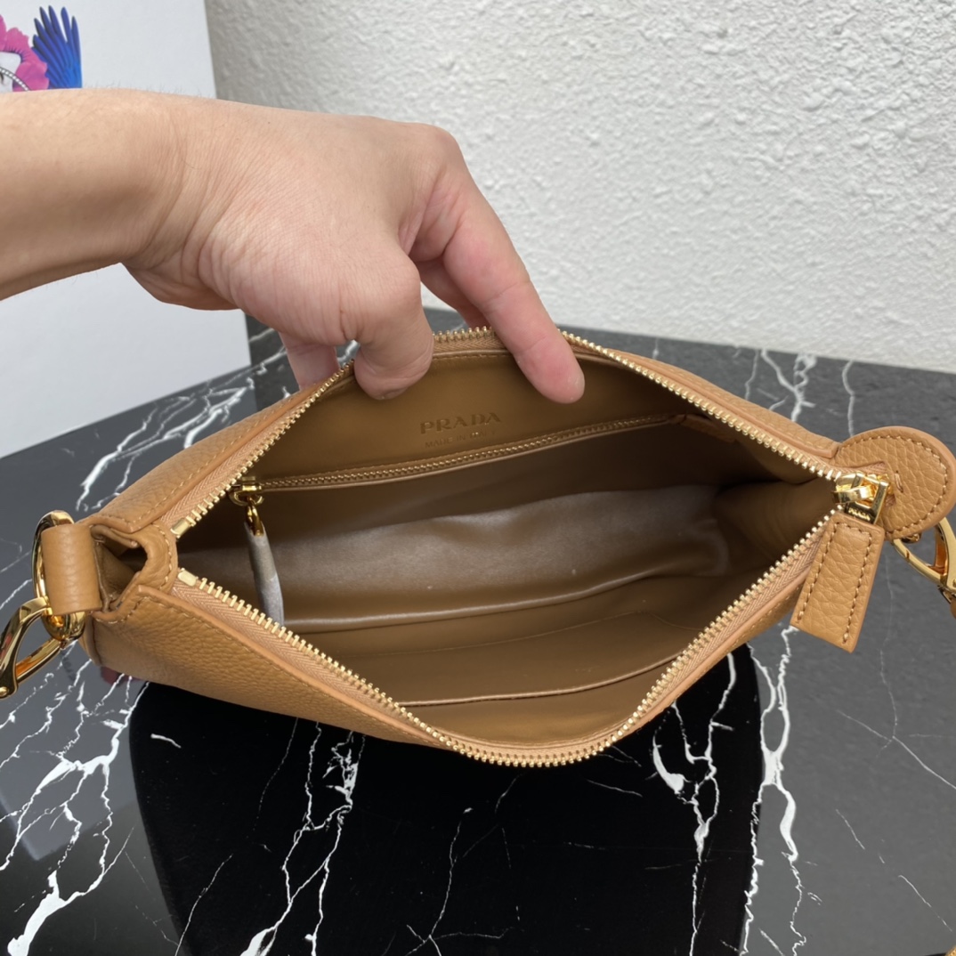Pra*a leather bag